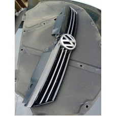 Решетка радиатора с эмблемой VW Jetta 2014-2018