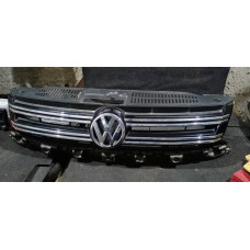 Решетка радиатора с эмблемой VW Tiguan 2009-2017